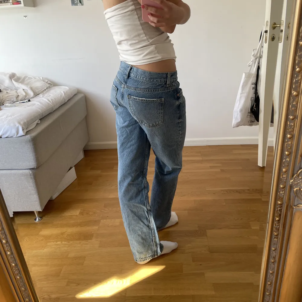 Low straight jeans från Gina Tricot i strl 38. Använda bara ett fåtal gånger så mycket bra skick!  Tillräckligt långa på mig som är 170 med ganska långa ben💖💖. Jeans & Byxor.