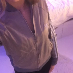 Adidas tröja - Bra skick knappt använd och det är storlek 38💕