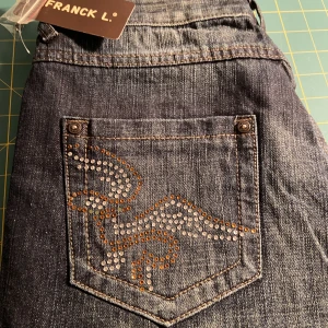 Jeans  - Säljer dessa helt nya jeans som tyvär är för små för mig😓💓helt nya med prislappen kvar! 🤩