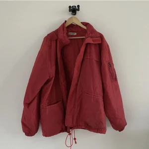 Röd vårjacka - jättesnygg oversized vind/vårjacka! 