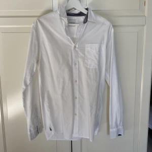 Skjorta Jack&Jones - Vit skjorta från Jack&Jones, lite sliten men annars bra skick.