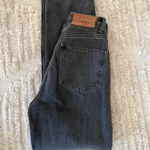 Adsgn jeans  - Superfina jeans från Alice stenlöf märke a-dsgn. Dessa är stora i storleken, det är storlek XXS men passar mig super som vanligtvis har XS och i vissa fall S.  Har klippt av dom så dom faller fint med klackskor till. Jag är 167cm lång. 💞