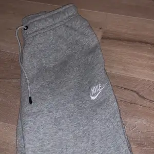 Säljer dessa nike byxor pga att dem inte passar mig längre. Dem är använda men i sparsamt skick. Kommer ej ihåg hur mycket jag köpt dem för, men säljer dem billigare då jag helst vill bli av med dem. Skriv vid fler bilder eller frågor❤️