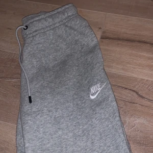 Nike byxor grå - Säljer dessa nike byxor pga att dem inte passar mig längre. Dem är använda men i sparsamt skick. Kommer ej ihåg hur mycket jag köpt dem för, men säljer dem billigare då jag helst vill bli av med dem. Skriv vid fler bilder eller frågor❤️