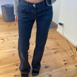 lågmidjade jeans - ett par snygga lågmidjade jeans, passar mig som brukar ha xs:)