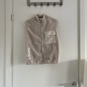 Teddy väst - Köpt på zalando men passar inte mig och har därför inte kommit till användning. Storleken motsvarar m junior💕