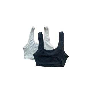 Linnen - Två snygga ribbade linnen från Zara. Tror inte att de säljs längre! Så snygga till sommaren men också under en genomskinlig topp💕väldigt stretchigt material så passar både S & M. Kan också sälja separat för 60 kr st