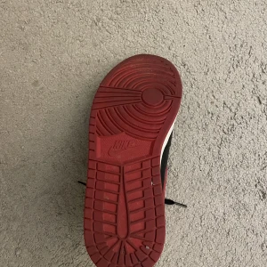 Jordan 1 mids  - Ett par jordan 1 mids som är använda 3 gånger i storlek 43 kan mötas i Stockholm eller frakta men då får köparen betala den själv
