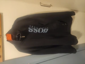 Hugo Boss sweathshirt  - Hugo boss sweathshirt med dradkedja i jättefint skick. Bara använd fåtal ggr