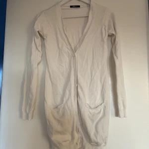 Vit kofta - En vit kofta som är lite längre med fickor! Från gina tricot storlek S