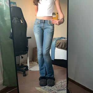 Lågmidjade bootcut nudie jeans - Säljer mina jätte fina lågmidjade jeans från nudie då dom är för korta (kompis på bilden för dom har bättre syn på benen då) dom är storlek 25/32. Fick dom sv en kompis men ny pris runt: 1500kr. Säljes för: 300kr. Jätte bra skick🫶 skriv för mer info❤️