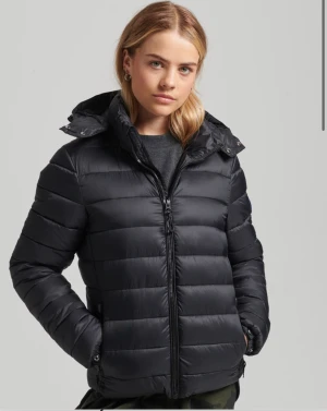 superdry jacka - svart jacka från superdry, köpt för 999kr och i väldigt bra skick.