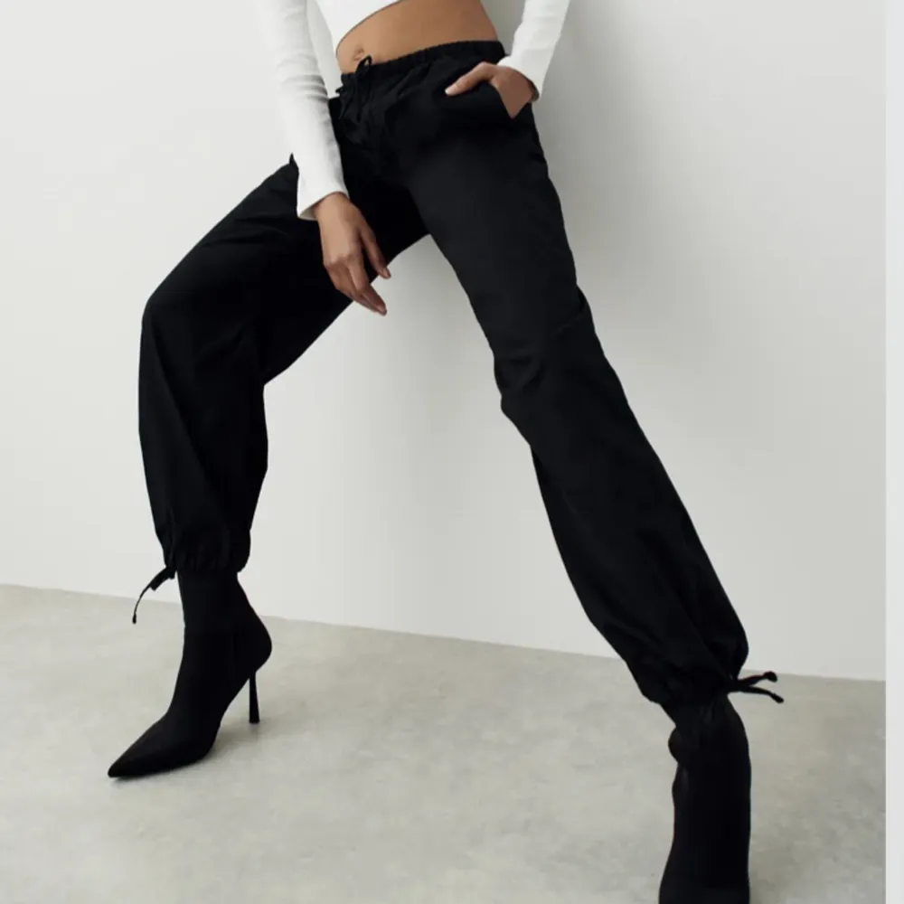 Säljer mina helt nya oanvända byxor med prislappen kvar från Gina Tricot. . Jeans & Byxor.