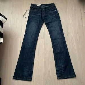 lågmidjade y2k jeans  - jättesnygga lågmidjade mörkblåa utsvängda jeans i nyskick 😇