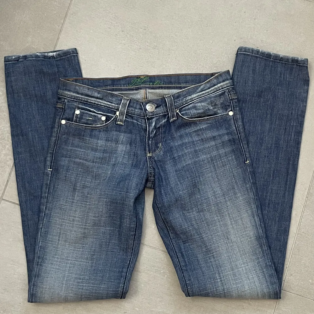 Ett par flying monkey jeans från usa med coola fickor. Nästan helt oanvända, använt ca 3 gånger. De står ej storlek men skulle säga 32/34. Ni ser exakta mått på bild 2💓. Jeans & Byxor.