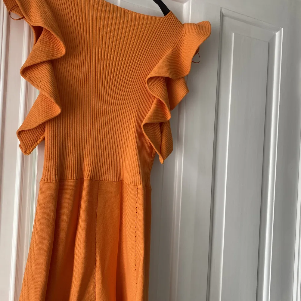 Orangefärgad klänning ifrån zara, aldrig använd i storlek s. Klänningar.