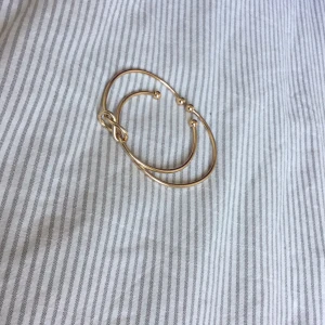 Gulgida armband - Guldiga armband som jag fått i present men inte använder längre, går att justera storleken beroende på hur man vill att de ska sitta   