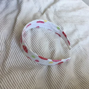 Diadem med hjärtan och paljetter  - Supersöt diadem med hjärtan på, perfekt till alla hjärtans dag eller som present. 💛