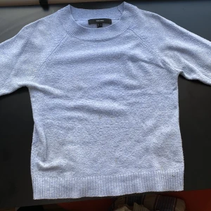 Stickad tröja - Säljer denna stickade tröjan från Vero Moda. Säljer då den tyvärr är för liten. 