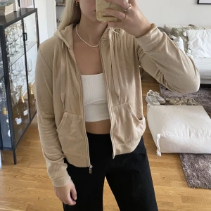 Tröja - En beige tunnare tröja i jättefint material. Passar perfekt till sommarkvällar. Köpt på ginatricot, aldrig använd. Storlek XS men passar S🤍