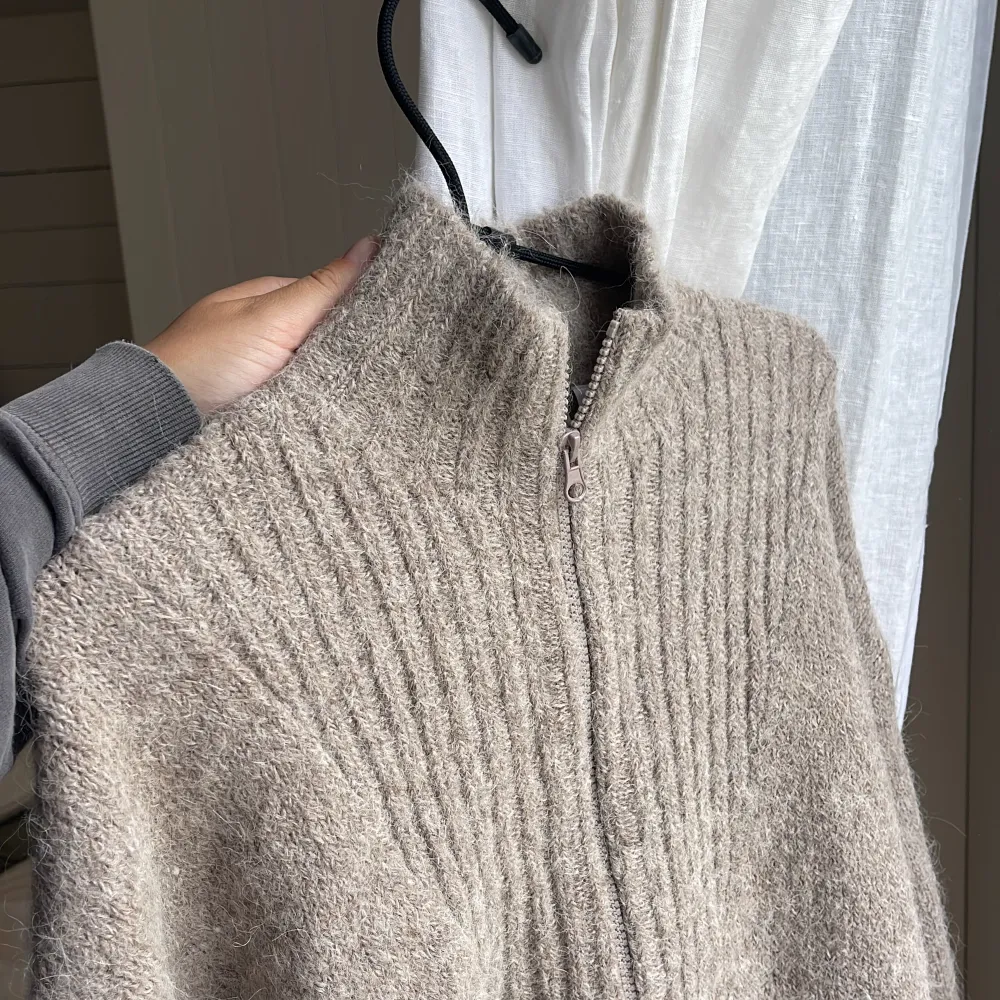 En riktigt go och mysig stickad tröja med zip från Weekday. Modellen heter Selina Zip Sweater. Väldigt fin beige färg som går att matcha till allt!!⚡️⚡️. Stickat.