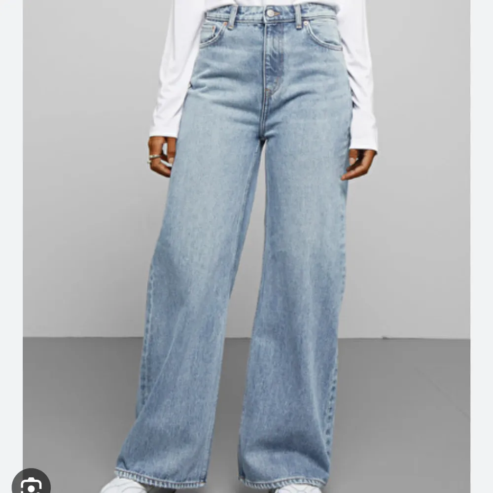 Riktigt snygga jeans från Weekday i modellen ACE i färgen san fran blue. Storlek W25 L32. Superfin modell!!💕⚡️. Jeans & Byxor.