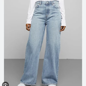 Weekday jeans ACE - Riktigt snygga jeans från Weekday i modellen ACE i färgen san fran blue. Storlek W25 L32. Superfin modell!!💕⚡️