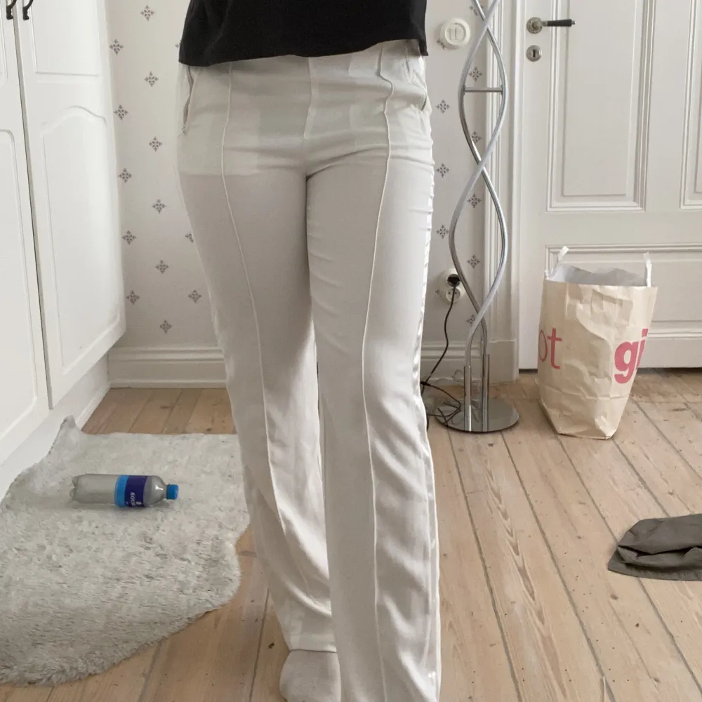 Ett par vita kostymbyxor från BikBok, använda en gång. Jättefina, men passar inte mig som har ganska så stora lår. Skitsnygga low waist eller medium waist. Passar många olika årstider🫶🏼. Jeans & Byxor.