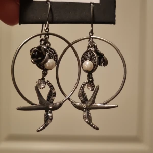 Silver örhängen  - Ett par silver örhängen (ringar) med fåglar på. Väldigt fina och jag har inte använt dem.   Kan diskutera priset. 