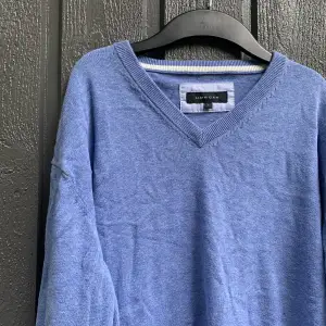 Ljusblå tröja 