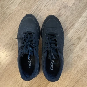 Skor asics - Skor i storlek 39, bra som träningsskor! Väl använda men fint skick🌸😇💘