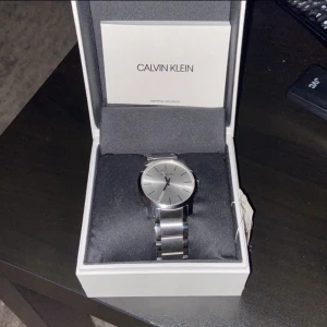 Calvin Klein klocka  - Helt ny Calvin Klein klocka. Nypris 2400 kr.  Klockan är köpt i början av juni och har aldrig använts. Låda och kvitto finns med.   Pris går att diskuteras 