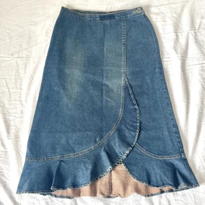 Lågmidjad jeanskjol - En jättefin jeanskjol med volangdetaljer! Passar mig som vanligtvis har XS/32 i midjan.