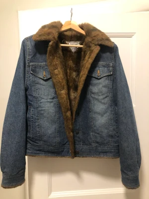 Vintage denim jacket with fake fur lining - Good condition