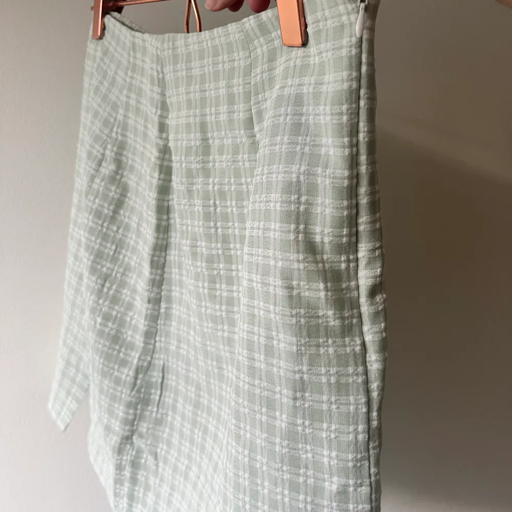 Fin pastel grön/vit kjol från shein aldrig använd är i storlek XS men passar som S. Kjolar.