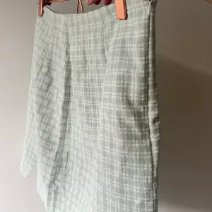 Fin pastel grön/vit kjol från shein aldrig använd är i storlek XS men passar som S