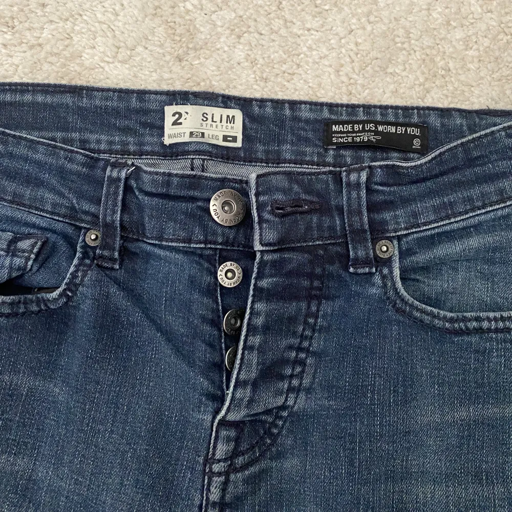 Mörkblåa jeans med fickor både fram och bak, håll på vänstra sidan av byxorna. stl 29. Säljer för 100. Hör av er vid intresse eller frågor✨. Jeans & Byxor.