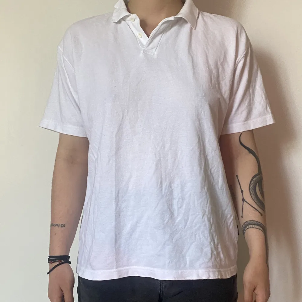 Vit Polo-Shirt 😎 Bekväm, Aldrig använd!  Köpt i Secondhand-Butik. Skjortor.