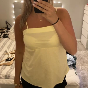 Gul topp - Söt gul topp. Använd en gång utomlands 💛 ge gärna prisförslag & sedan köp nu!