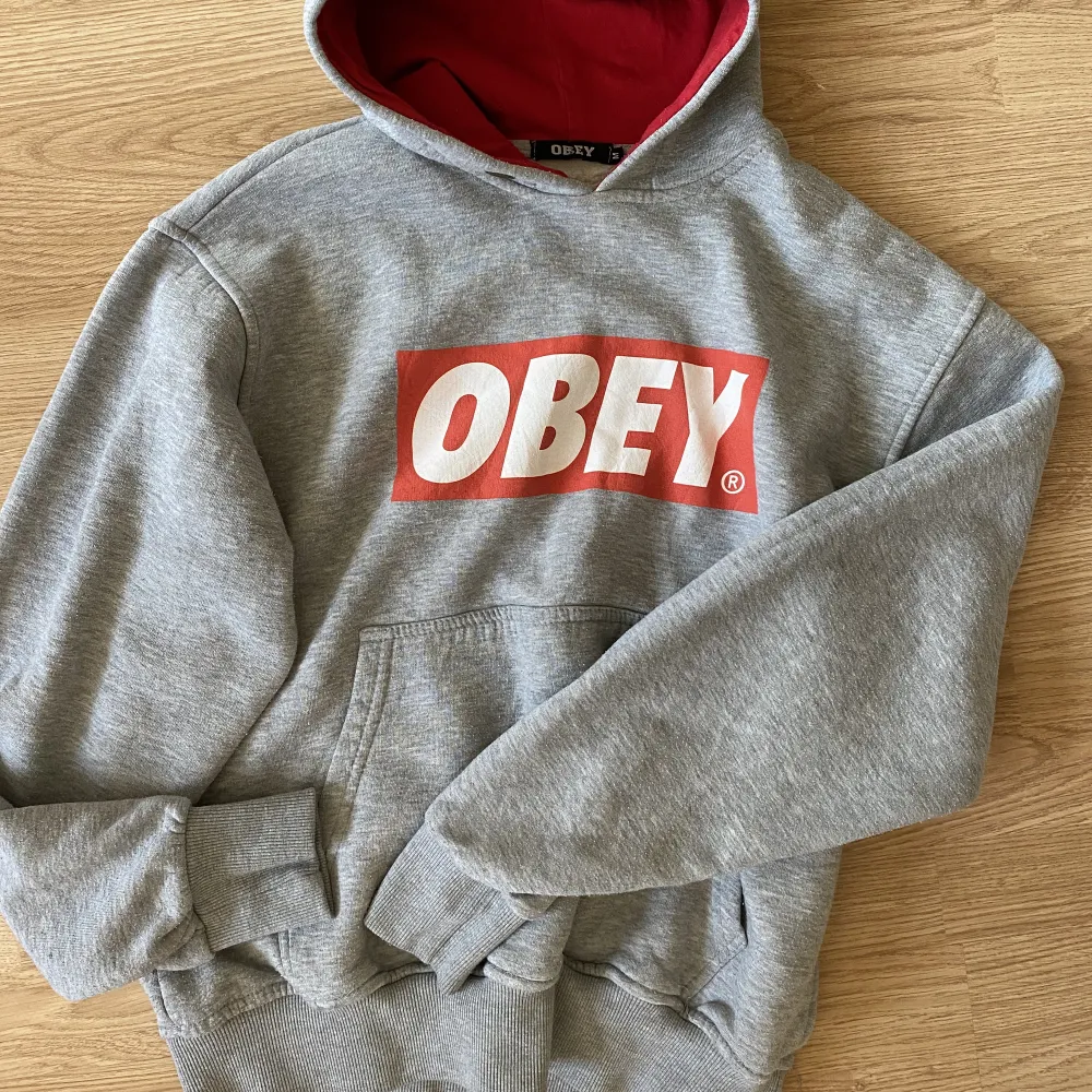 En grå skön obey hoodie! . Hoodies.
