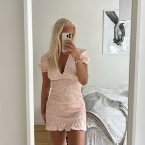 Blommig klänning  - Säljer denna fina blommiga klänningen från Zara. Storlek S. Använd 1 gång, jättebra skick. Säljer för 150kr💕