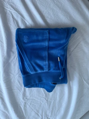 Juicy couture  - Jag vill sälja mina blåa juicy couture byxor då de inte kommer till användning längre. De är i bra skick! Inget köp sker via appen!
