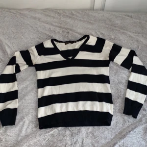 Randig tröja Sara  - Långärmad och lite kroppad randig (mörkt blå o vit) tröja från Zara men köpt second hand. Använt 2 gånger så i väldigt bra skick💗