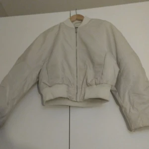 Gina Tricot jacka - Säljer den här fina jackan har inte använts alls. Är från Gina Tricot ❤️ Ni står själva för fraktten❤️ Skriv om ni är intresserade 🥰❤️