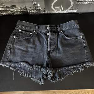 Säljer mina svarta jeansshorts fårn mango🫶TRYCK GÄRNA PÅ KÖP NU!Köparen står för frakten🩷