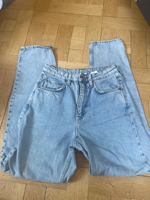 Weekday jeans🙏🙏 - Highwaist poof jeans i blå 