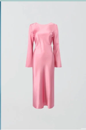 Rosa satinklänning från Gina  - De populära och slutsålda rosa satinklänningen från Gina. Använd en gång. 