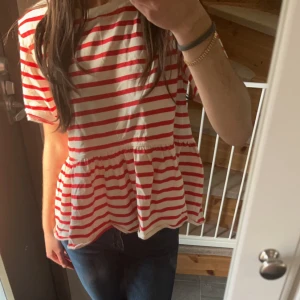 Randig topp - Tröjan är i nytt skick då den knappt kommit till användning, är lite skrynklig på bilderna men kommer såklart att strykas.💞skriv vid frågor.