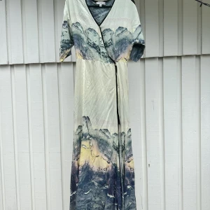 Dagmar Mountain - En otrolig klänning!  St 40 Uppsydd (141 cm från Axel) 