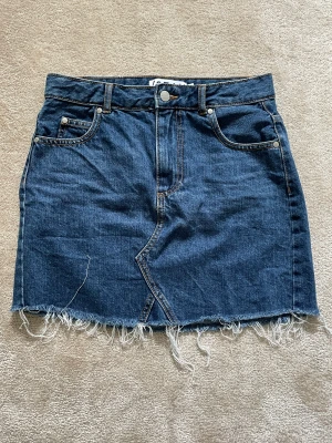 Jeanskjol  - Säljer denna jeanskjol då den tyvärr inte kommer till användning längre. Köpte den för några år sedan men har bara använt ett fåtal gånger. Den är i nyskick och passar någon som har xs-s. Jag kan skicka fler bilder vid behov och köparen står för frakten. 